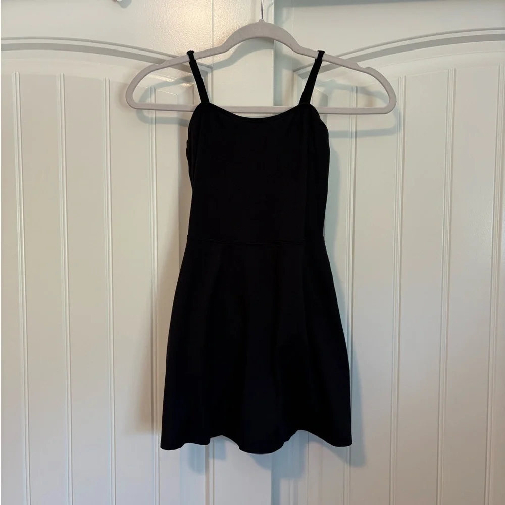 Alo Yoga Alosoft Courtside Tennis Dress in black size XS